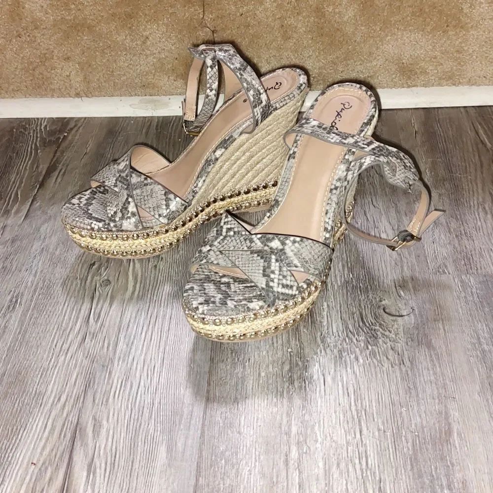 Qupid faux snakeskin 5" wedges Sz 9